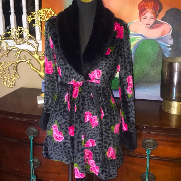 Betsey Johnson Other - 🌹🌹BETSEY JOHNSON, shorty robe, 🌹, faux fur 🌹